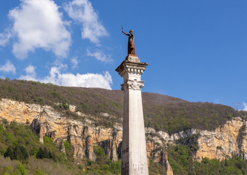 Les rochers de la Cra Vierge de Chateland Auvergne Rhône Alpes Tourisme