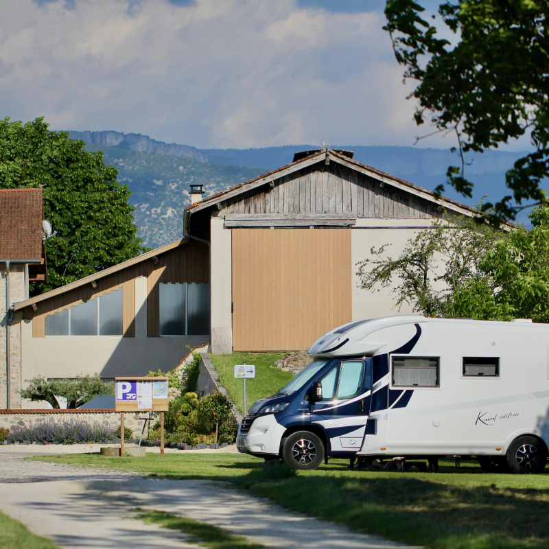 Camping car garé sur l'aire d'accueil sur la ferme La Belle Noix