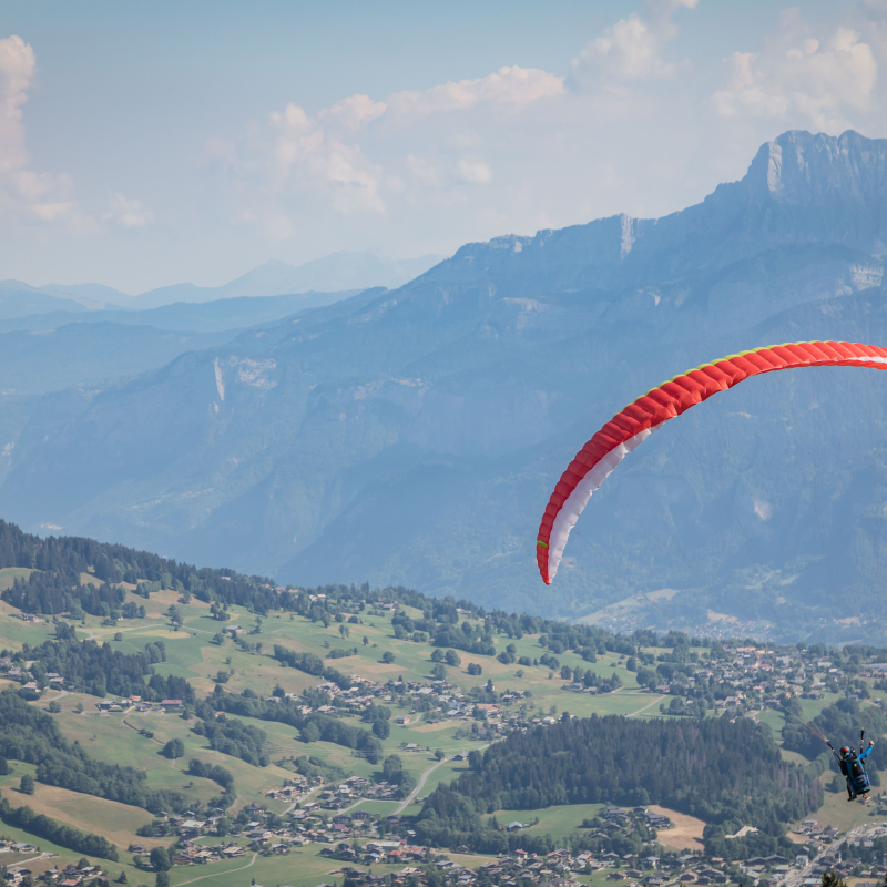 Tandem paragliding flight supervised by a pilot