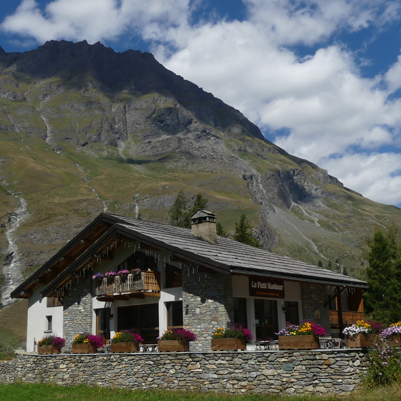 A Bessans, le gîte du Petit Bonheur vous accueille sur sa terrasse toute la journée