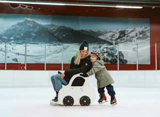 Séance de patinoire en famille