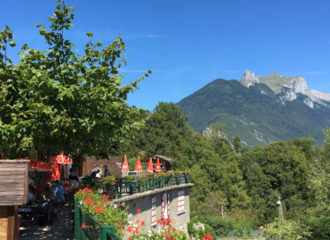 terrasse du restaurent vue sur la montagne en arrière plan