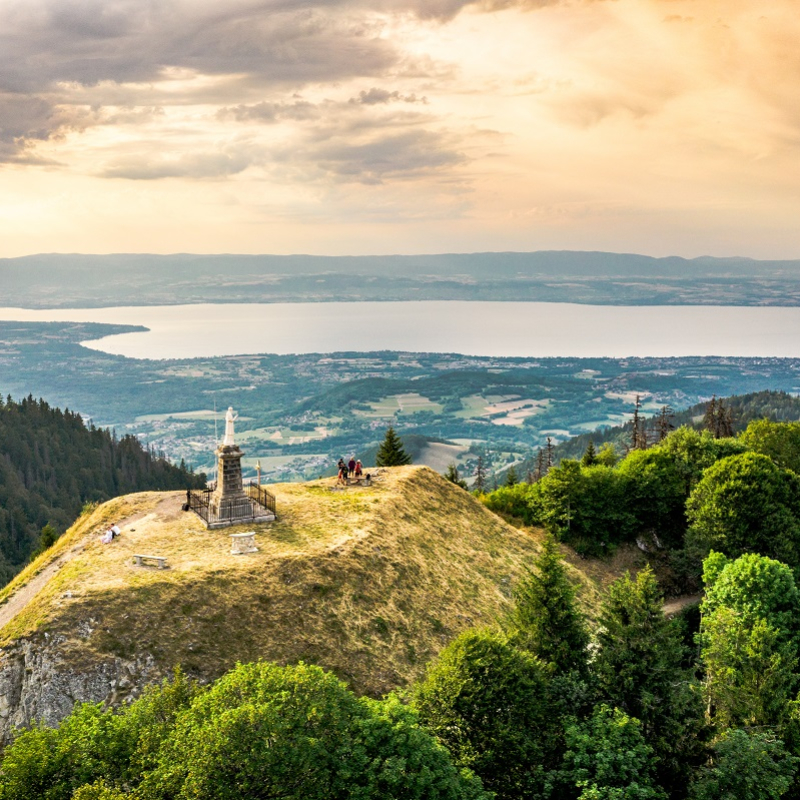 Statue de ST François de Salles et vue sur le Mont Forchat