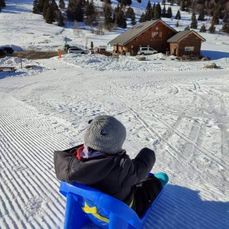 Enfant sur la luge