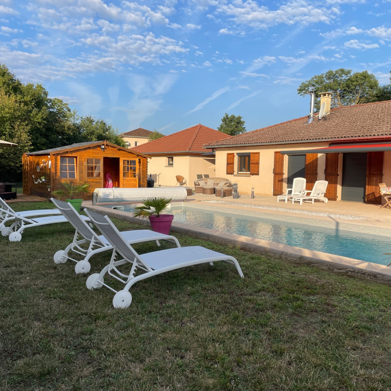 La piscine chauffée de la chambre d'Hôtes Double C