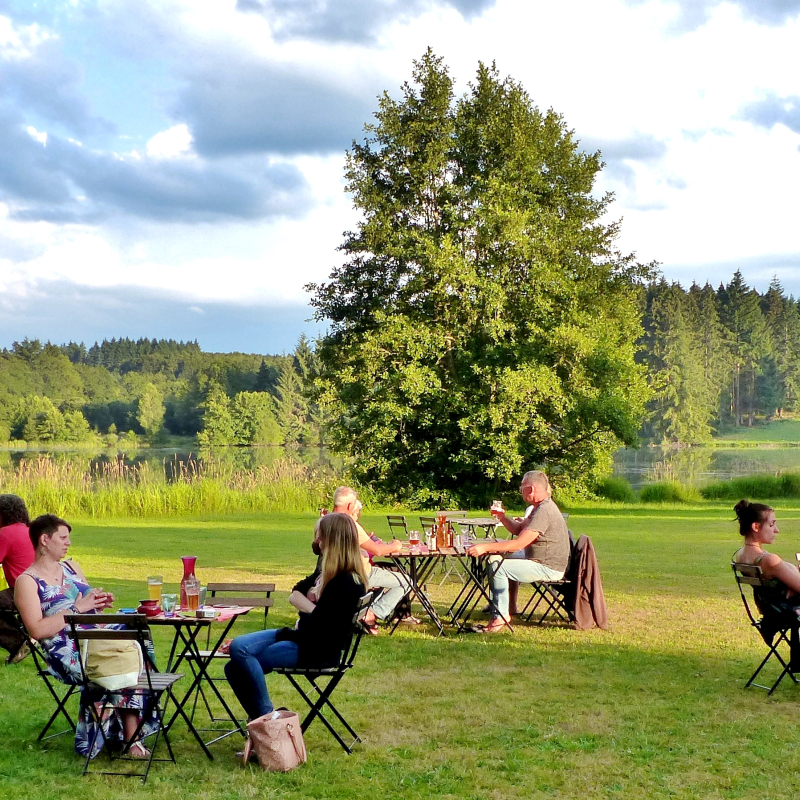 Terrasse au grand air au bord du lac