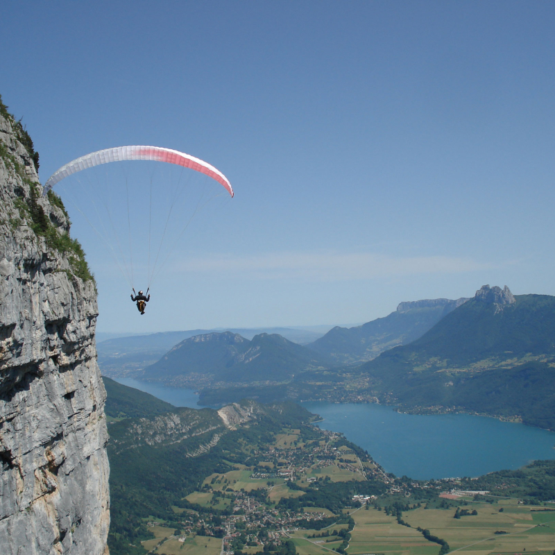 Vol en parapente au dessus du lac d'Annecy