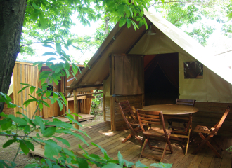 Terrasse et cabane sanitaire