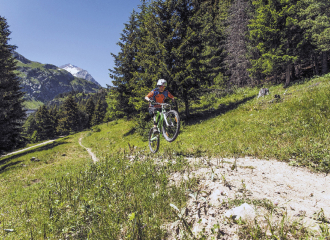 Jeune vvtiste sur les pistes enduro de Haute Maurienne Vanoise
