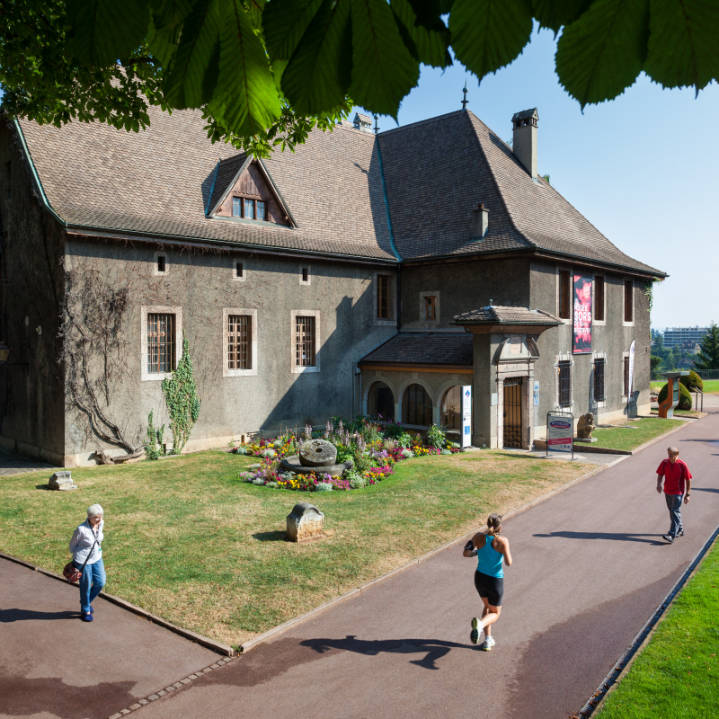 Vue de l'office de tourisme de Thonon de l'extérieur en été