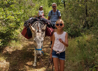 Randonner en itinérance avec un âne dans les Gorges de l'Ardèche