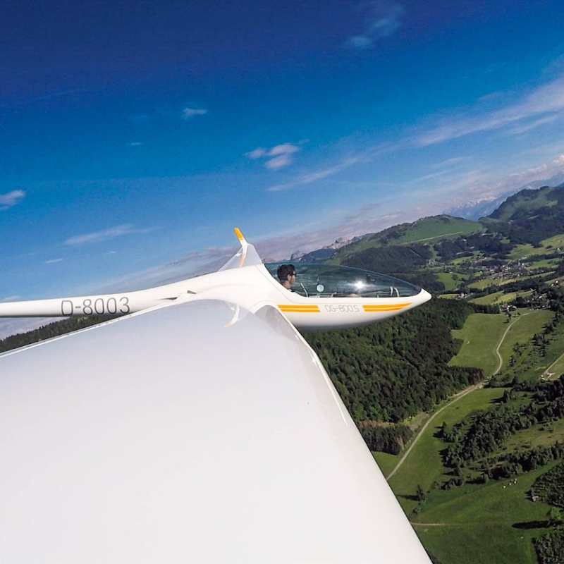 planeur en vol au dessus de la Vallée Verte