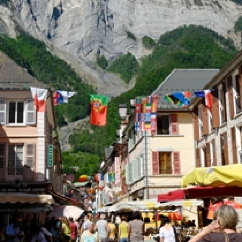 Rue principale de Bourg d'Oisans face à Prégentil