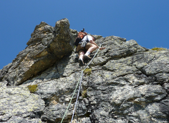 Prenez de la hauteur en pratiquant l'escalade sur les falaises en Tarentaise