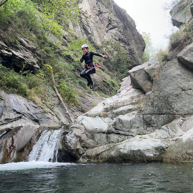 Saut depuis un rocher