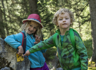 Deux enfants en randonnée