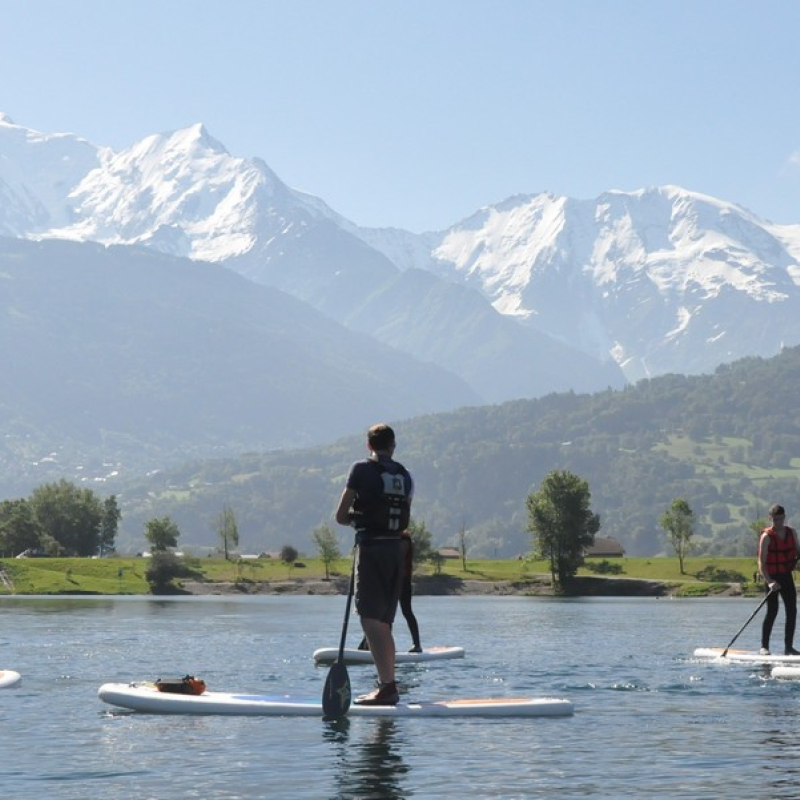 Personnes pratiquant du stand up paddle face au Mont Blanc