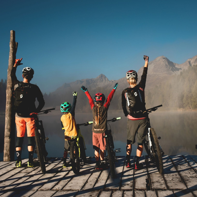 Famille en vélo au bord de l'eau