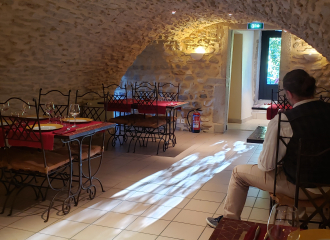 ancienne cave voutée de l'église devenue restaurant la fantaisie à Seillonnaz