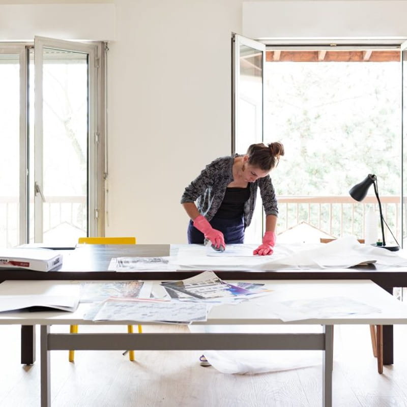 Guénaëlle de Carbonnières dans son atelier lors de la résidence