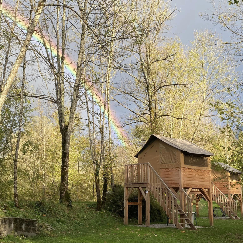 Cabanes sur pilotis du camping l'Arc en Ciel