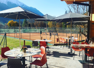 Terrasse avec vue sur les courts de tennis et le Mont-Blanc