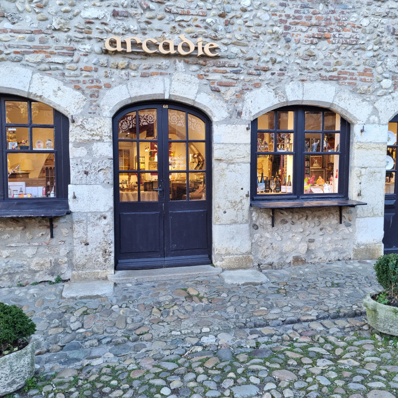 la façade du magasin l'Arcadie