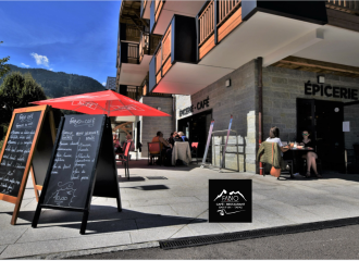 Vue Terrasse du  Fabio Café Brasserie Epicerie. Samoens - Grand Massif - Vallée du Giffre