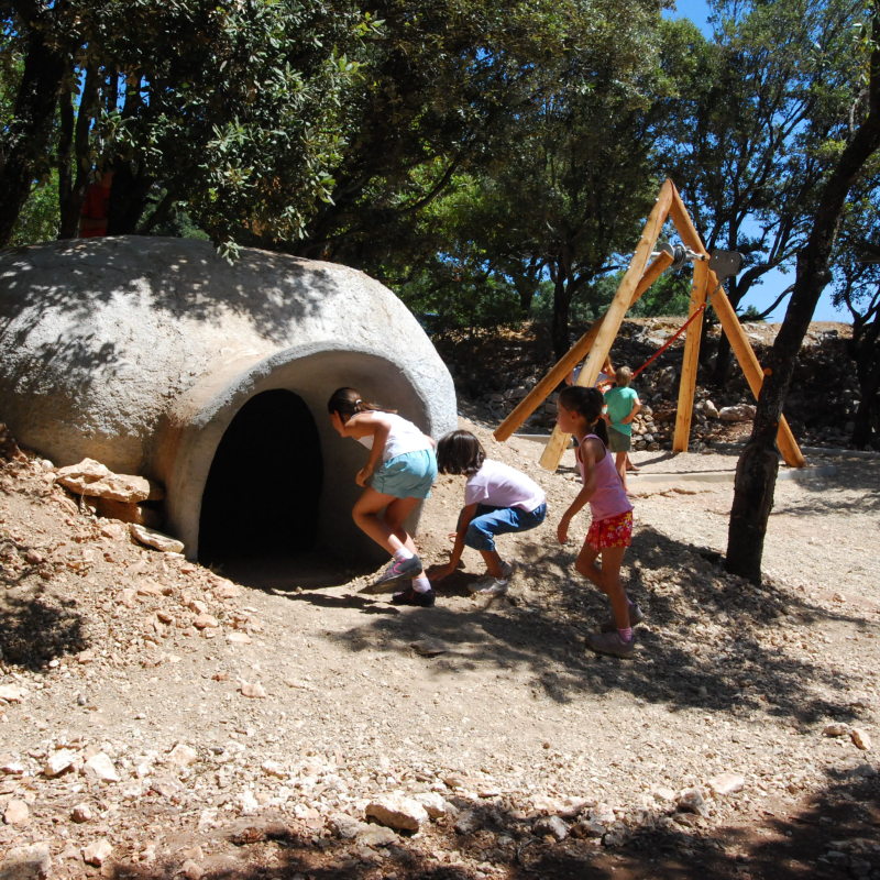 Aire de pique nique et aire de jeux sur le Grand site de l'Aven d'Orgnac