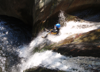 Glissade sur une cascade en canyoning