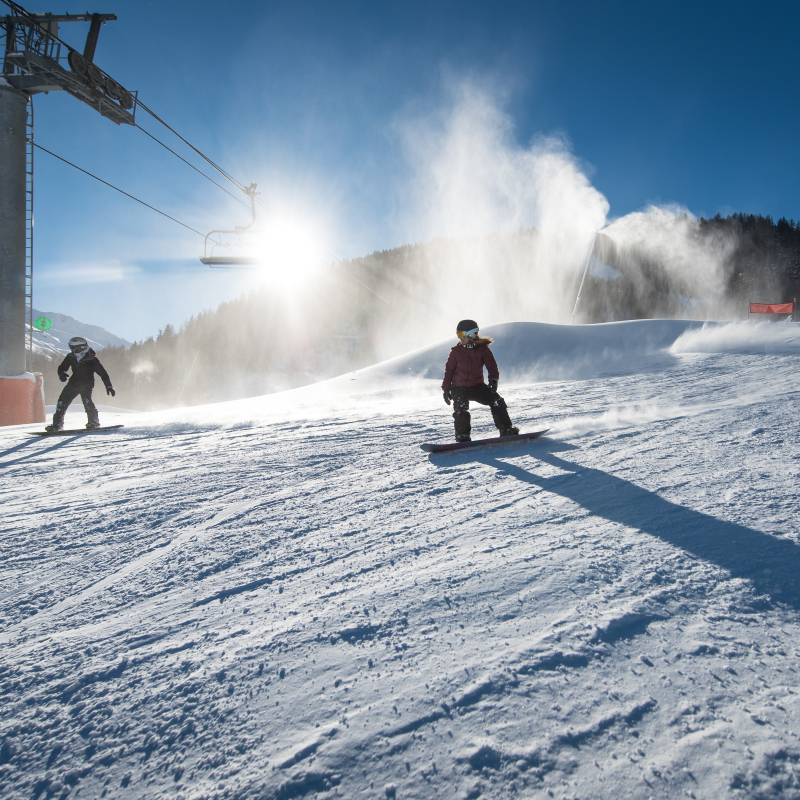 Skieurs et snowboardeurs à Valmeinier