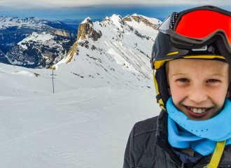 Cours de ski pour enfant sur la piste bleue Zéolite