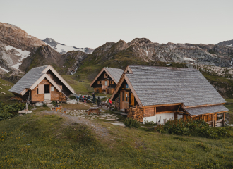 Le refuge du Fond des Fours en été au crépuscule