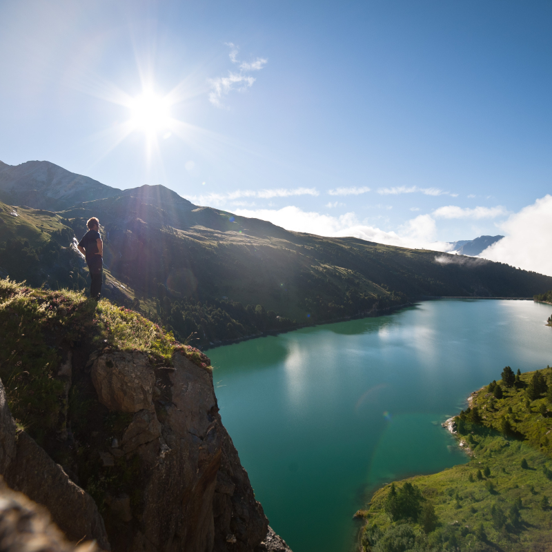 Hommes surplombant le barrage et admirant la vue sous un beau soleil