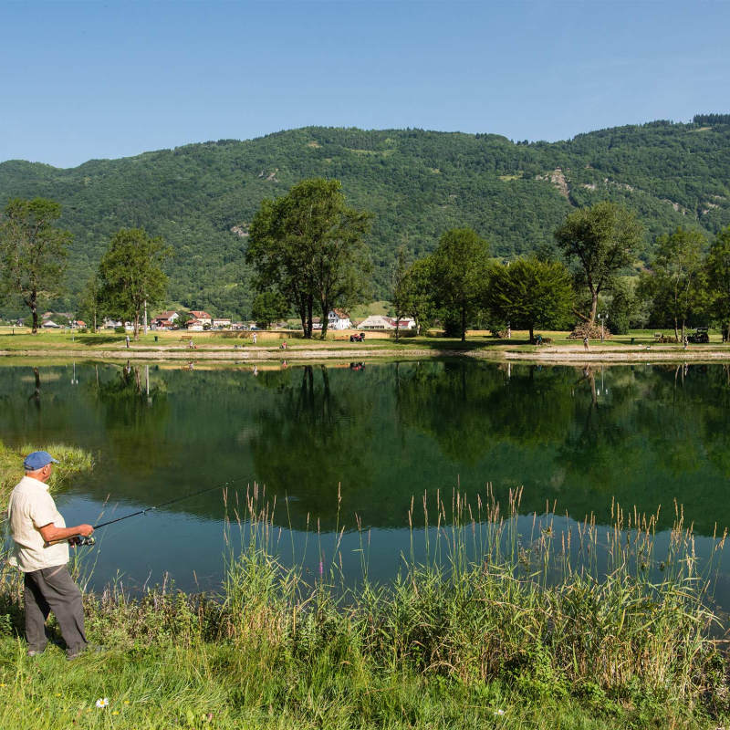 plan d'eau de Marlens et pêcheur