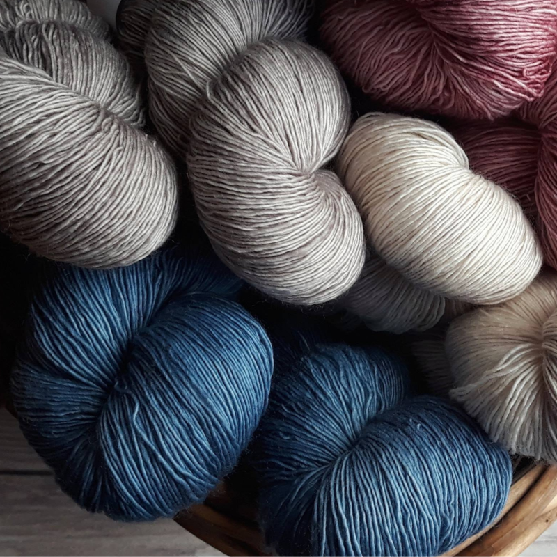 Corbeille de laine avec plusieurs couleurs