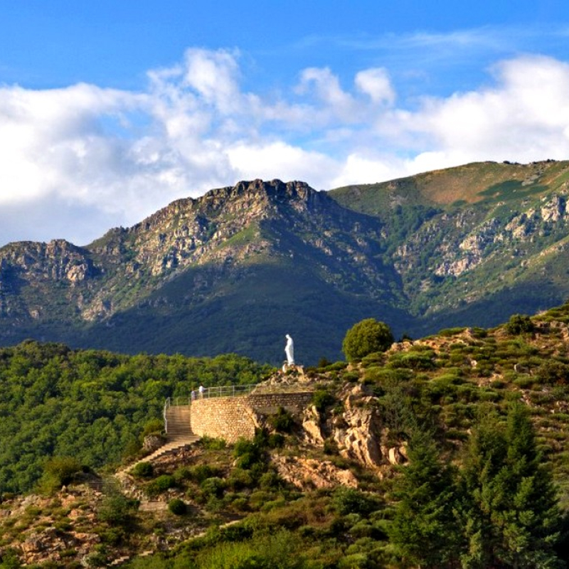 Saint pierre de colombier - Statue de la vierge et le suc de Chalambelle ©mairiedestpierredecolombier