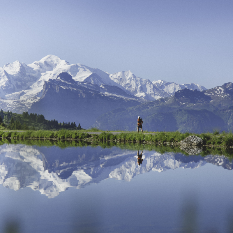 Un coureur devant un lac et le mont blanc en été