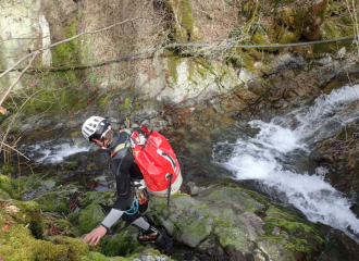 homme en canyoning