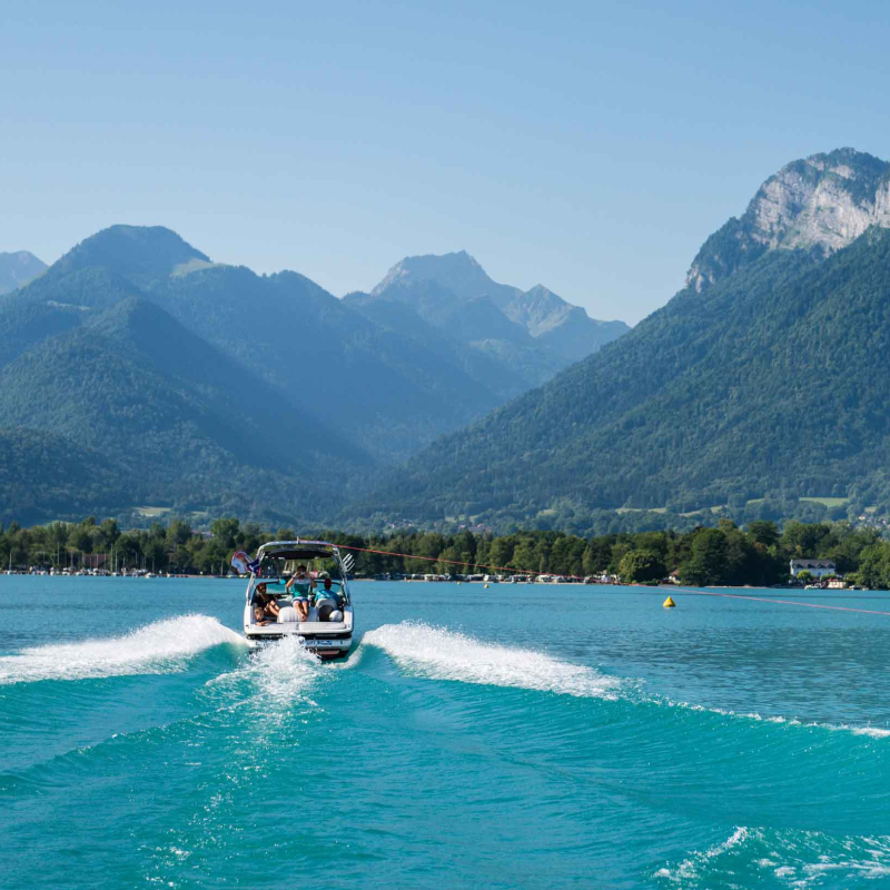 Ski nautique vue sur le bateau