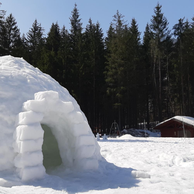 Construction d'un igloo et goûter pour les enfants au Grand-Bornand