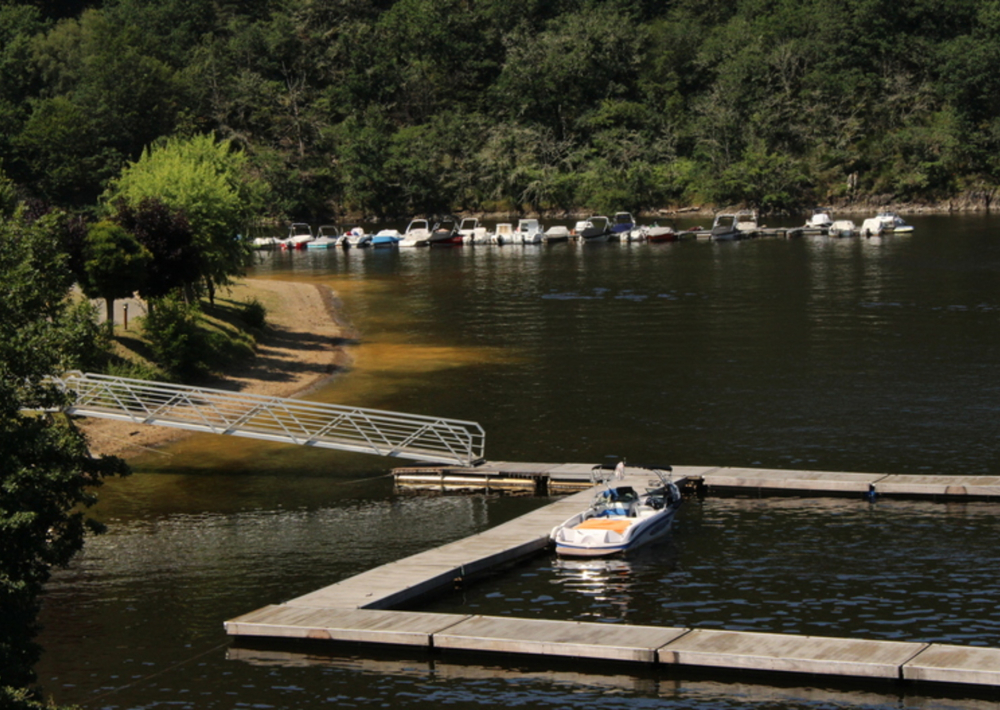 Balade En Bateau – Lac Des Fades-Besserve - Auvergne-Rhône-Alpes Tourisme