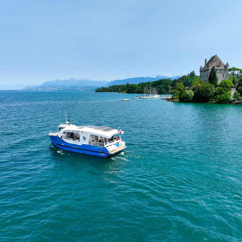 Chateau d'Yvoire et bateau sur le lac vue drone