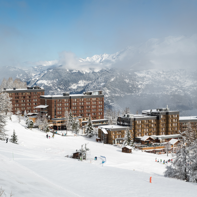 Vue sur les Karellis, station intégrée skis aux pieds