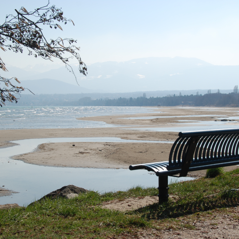 Plage en hiver lorsque le niveau du lac est abaissé