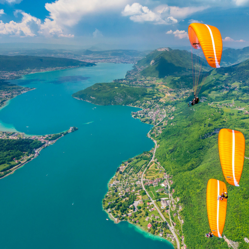 trois parapentes au dessus du lac d'Annecy