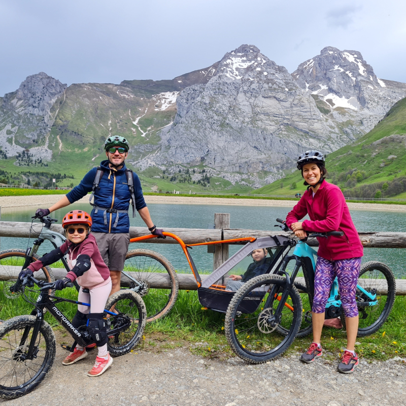 Pack famille VTT électrique : sortie privée en famille avec chariote bébéncadrée