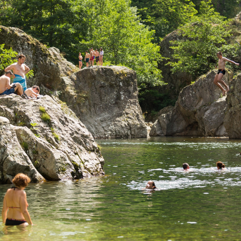 Baigneurs dans le Lignon à Jaujac