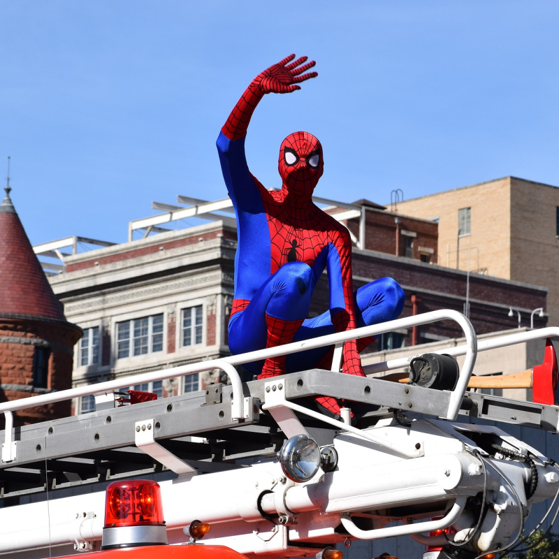 Spiderman sur un véhicule