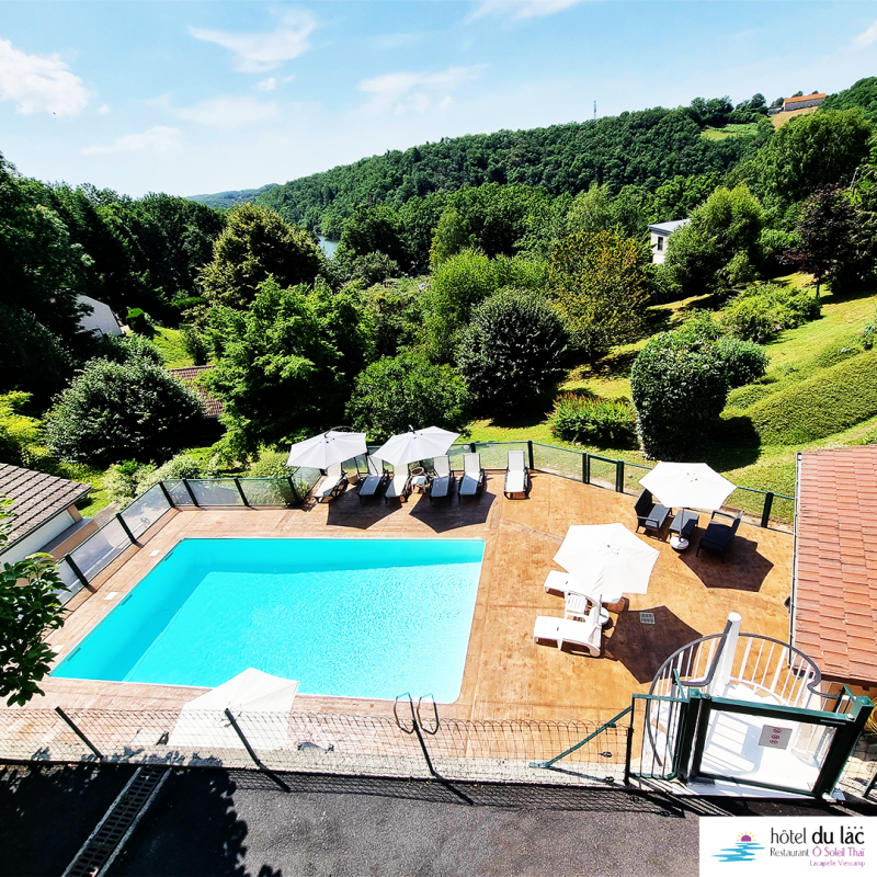 Vue sur la piscine et le lac